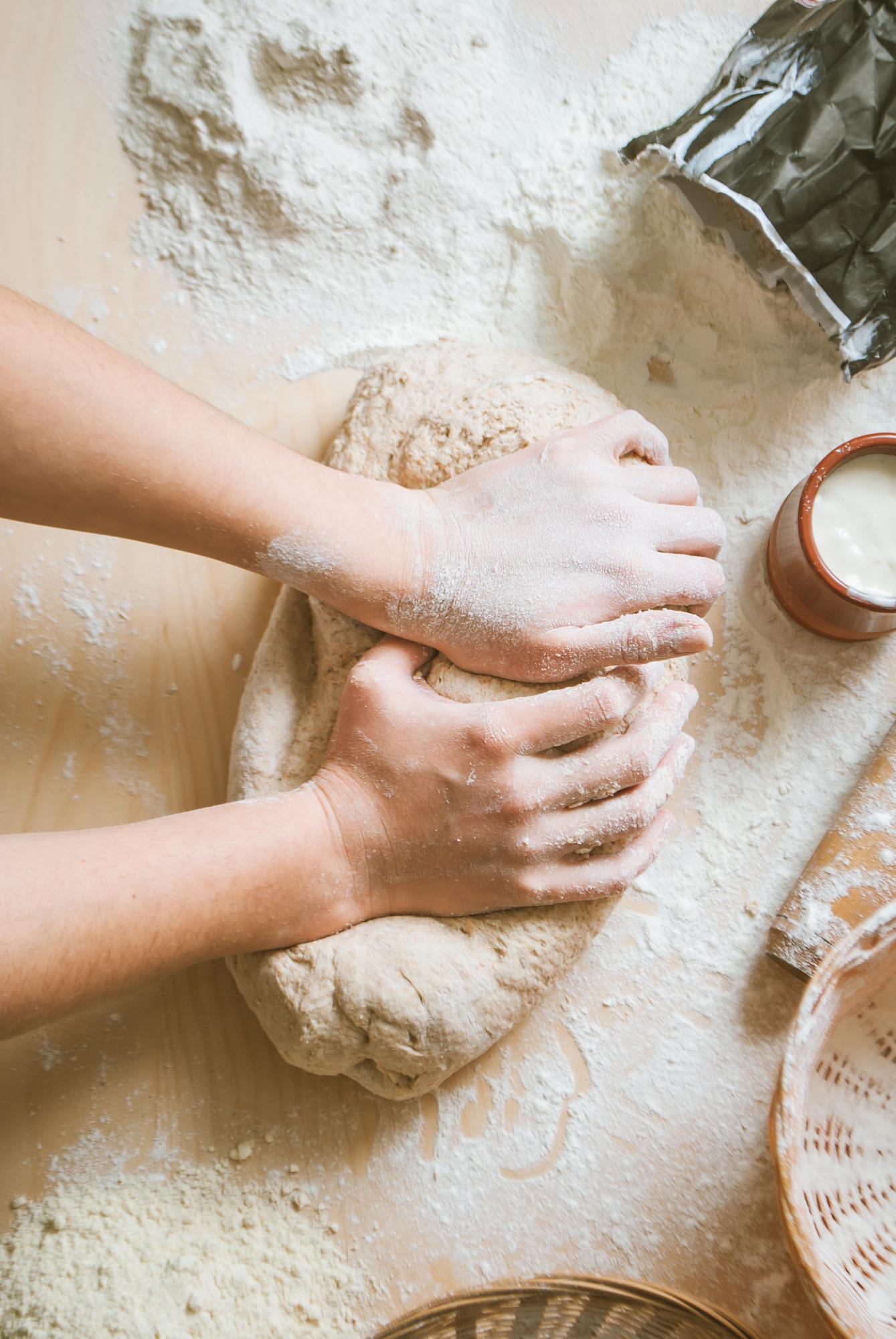 Dettaglio mani che impastano pane