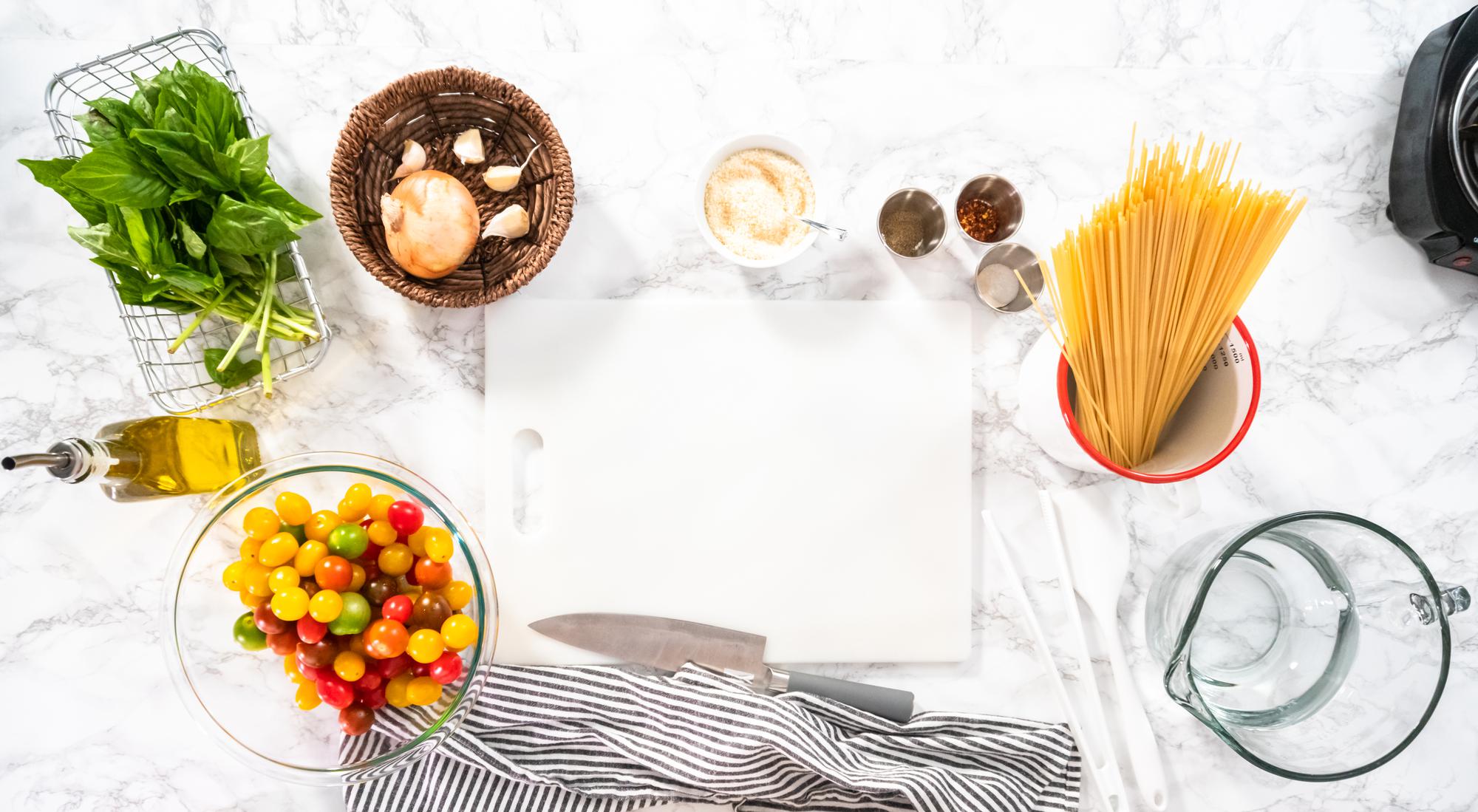 Grande tavolo con ingredienti per un corso