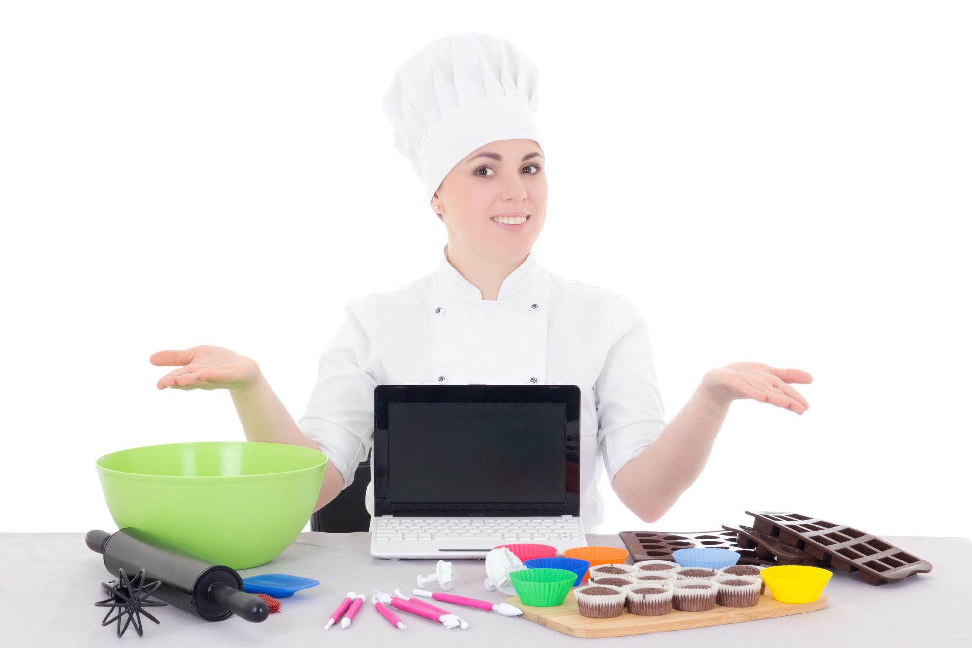 Chef in cucina durante una lezione online